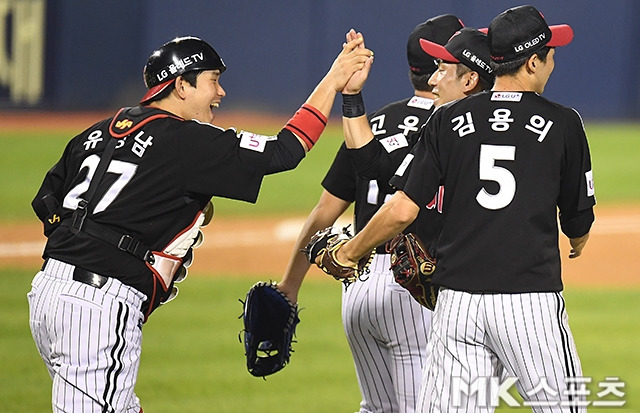 LG 트윈스 포수 유강남이 11일 서울 잠실야구장에서 열린 두산 베어스와의 경기에서 5-5 무승부를 기록한 뒤 기뻐하고 있다. 사진(서울 잠실)=천정환 기자