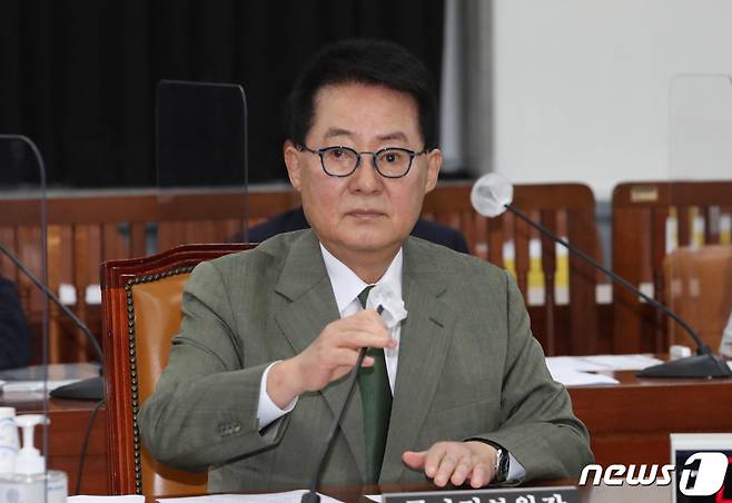 (서울=뉴스1) 이동해 기자 = 박지원 국가정보원장이 27일 오전 서울 여의도 국회에서 열린 정보위 전체회의에 출석해 회의준비를 하고 있다. 2021.8.27/뉴스1