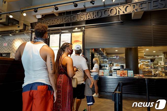 (플로리다 AFP=뉴스1) 구진욱 기자 = 11일(현지시간) 미국 플로리다주 마이애미 비치에서 시민들이 쉐이크 쉑을 방문하고 있다. 쉐이크 쉑은  2021년 남은 3개월 동안 음식값을 3~3.5% 올릴 계획이다. 줄어드는 코로나바이러스감염증(코로나19) 팬데믹의 영향으로 미국 소비자들은 계속해서 높은 물가 상승에 직면하고 있다.    (C) AFP=뉴스1