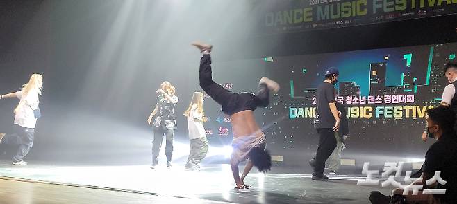 2021 전국 청소년 댄스 경연대회 본선에 진출한 한 참가자가 현란한 비보잉을 뽐내고 있다. 박창주 기자