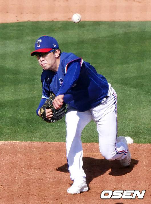 [OSEN=서프라이즈(미 애리조나주), 이사부 통신원]양현종이 힘차게 볼을 뿌리고 있다.&nbsp;/lsboo@osen.co.kr