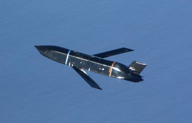 AGM-158C 엘라즘(LRASM) 공대함미사일이 가상 표적을 향해 날아가고 있다. 미 공군 제공