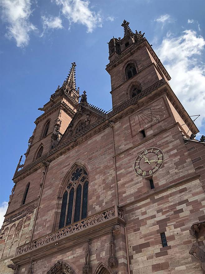 바젤 대성당. 1019년부터 1500년까지 지어진 성당으로, 스위스를 대표하는 성당이며 바젤을 대표하는 건축물이다.