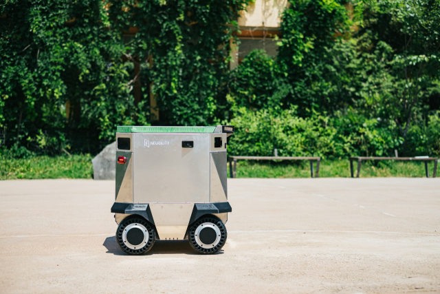 뉴빌리티가 개발한 자율주행 배달로봇 ‘뉴비'. /사진 제공=뉴빌리티