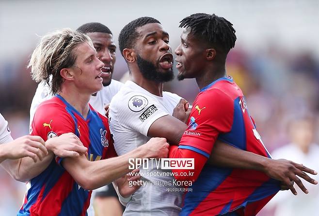 ▲ 두 팀은 경기 도중 신경전을 벌였다. 토트넘의 자페 탕가가(가운데)는 경고 누적으로 퇴장당했다.