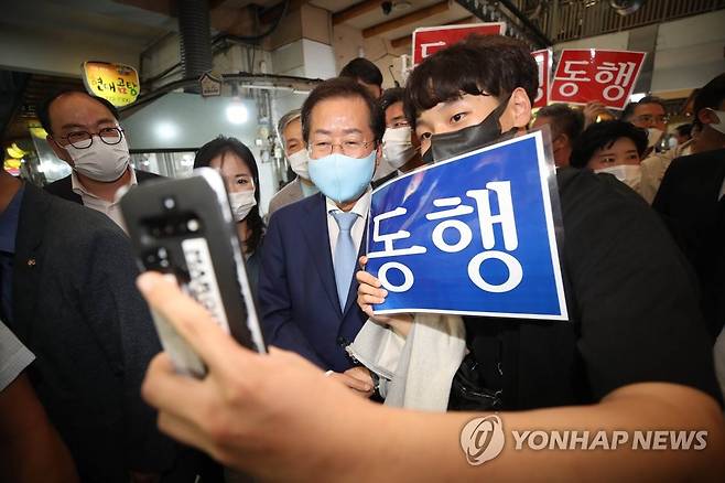 시민들과 셀카 찍는 홍준표 (경주=연합뉴스) 김현태 기자 = 국민의힘 대권주자인 홍준표 의원이 11일 오후 경북 경주중앙시장을 찾아 시민과 셀카를 찍고 있다. 2021.9.11 mtkht@yna.co.kr