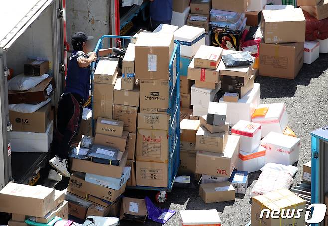서울 시내 한 택배 물류센터에서 택배 노동자들이 배송 준비작업을 하고 있다. 2021.9.8/뉴스1 © News1 김진환 기자