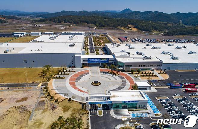 세계 최초 지자체 주도의 사회 대통합형 노사상생 일자리이자 대한민국 제1호 상생형 지역 일자리인 광주글로벌모터스(GGM) 자동차 공장이 지난 4월 29일 준공하고 본격적인 양산체제 준비에 들어간다. 사진은 GGM 공장 전경.(광주시 제공)2021.4.29/뉴스1 © News1