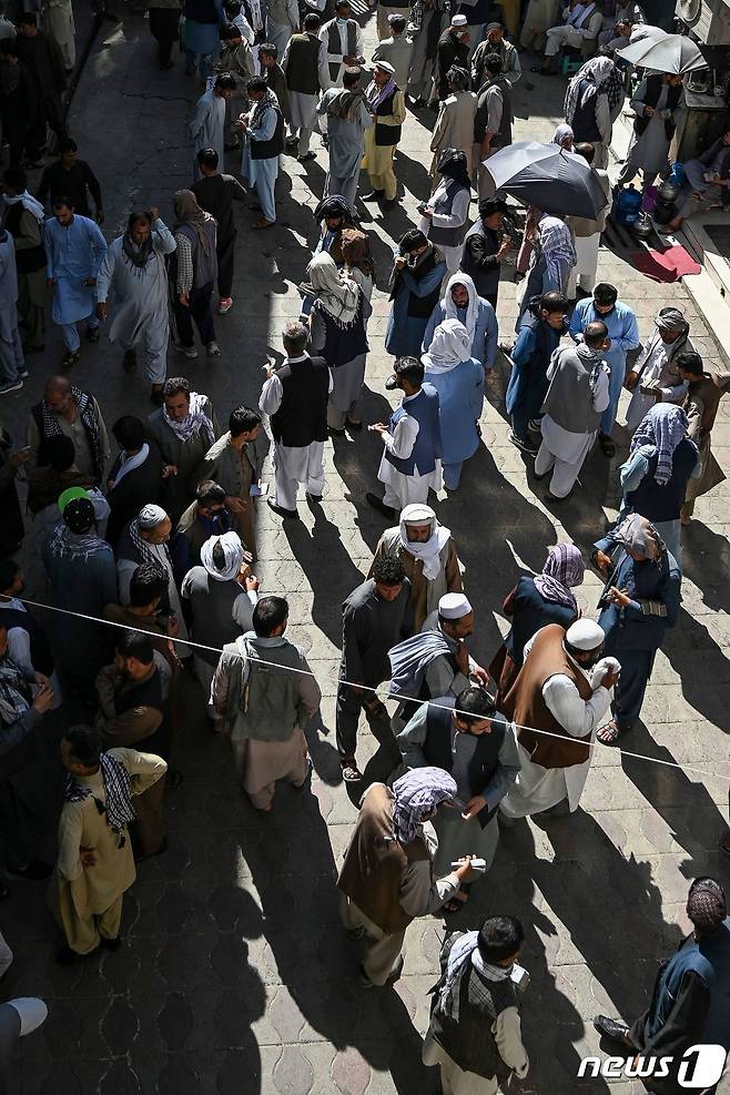 5일(현지시간) 탈레반이 점령한 아프가니스탄 카불에서 환전상들이 다시 문을 연 환전 시장서 북적거리고 있다. © AFP=뉴스1 © News1 우동명 기자