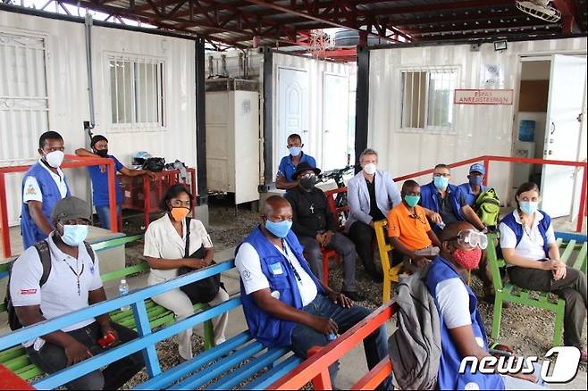 아이티 북부에 위치한 와나민트(Ouanaminthe) 국경지역지원센터에서 대기하고 있는 아이티 이주민들의 모습.(IMO 제공)©뉴스1