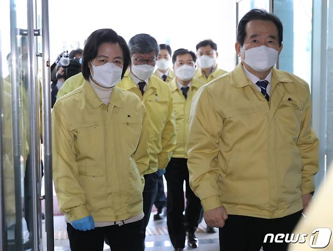 지난 2021년 1월 당시 정세균 국무총리와 추미애 법무부 장관이 서울 송파구 동부구치소에 신종 코로나바이러스 감염증(코로나19) 현장 점검을 위해 들어서고 있다. 2021.1.2/뉴스1 © News1 김명섭 기자