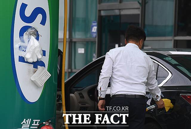 12일 한국석유공사 유가정보서비스 오피넷에 따르면 9월 둘째주 전국 평균 휘발유 판매가격은 전주 대비 1.1원 내린 리터당 1642.2원을 기록했다. /이새롬 기자