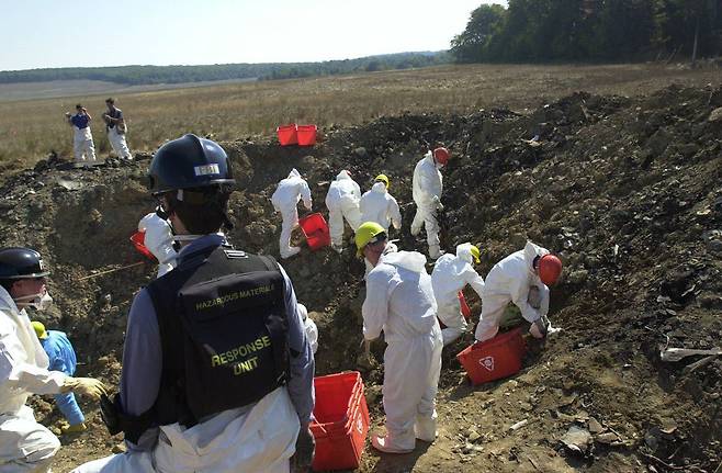 9·11 테러의 네번째 공격인 펜실베이니아주 비행기 자살폭탄 추락 현장에서 당국자들이 수색하고 있다. /FBI 홈페이지