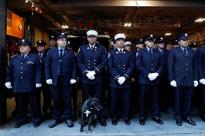 뉴욕 소방대원(FDNY)들이 11일 9.11 테러 당시 구조작업에 투입됐다 희생된 소방대원 343명을 추모하며 기리고 있다. /로이터 연합뉴스