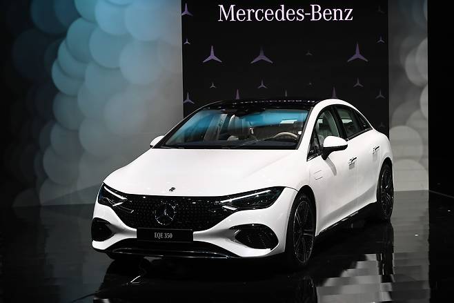 지난 6일 독일 뮌헨에서 개막한 세계 최대 모터쇼 'IAA 모빌리티 2021'에서 처음 공개된 벤츠의 E클래스 전기차 EQE. /연합뉴스
