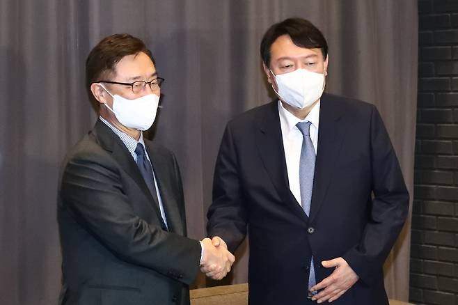 국민의힘 윤석열, 최재형 대선 경선 예비후보가 12일 서울 여의도 글래드 호텔에서 고발 사주 의혹의 정치공작 가능성 등에 대한 대처방안을 논의한 뒤 밖으로 나서고 있다. /국회사진기자단