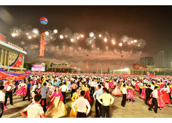9일 새벽 김일성광장에서 수천 명의 청년들이 참가한 무도회가 열렸다. 출처: 조선중앙TV