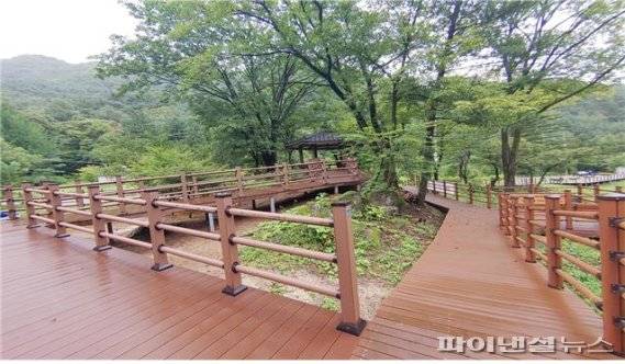 용추폭포 주변 무장애 데크길. 사진제공=경기북부청