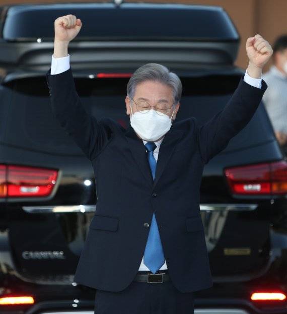 [원주=뉴시스] 김경목 기자 = 12일 오후 이재명 더불어민주당 대선 경선 후보가 강원도 원주시 오크밸리 리조트 컨벤션홀에서 열린 제20대 대통령선거 후보자 선출을 위한 합동연설회에서 1위를 하고 행사장을 떠나면서 지지자들에게 두 팔을 번쩍들어보이며 1위 승리의 퍼포먼스를 보여주고 있다. 2021.09.12. photo31@newsis.com <저작권자ⓒ 공감언론 뉴시스통신사. 무단전재-재배포 금지.> /사진=뉴시스화상