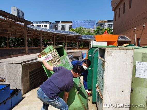 남양주시 무단 방치된 의류수거함 철거. 사진제공=남양주시