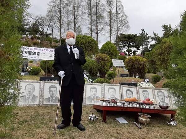 고 강창덕 4·9인혁열사계승사업회 전 이사장이 지난 4월9일 경북 칠곡군 현대공원 묘지에서 열린 인혁당 46주기 추모제에서 \"통일의 꿈\"을 토로하고 있다. 사진 평화뉴스 제공