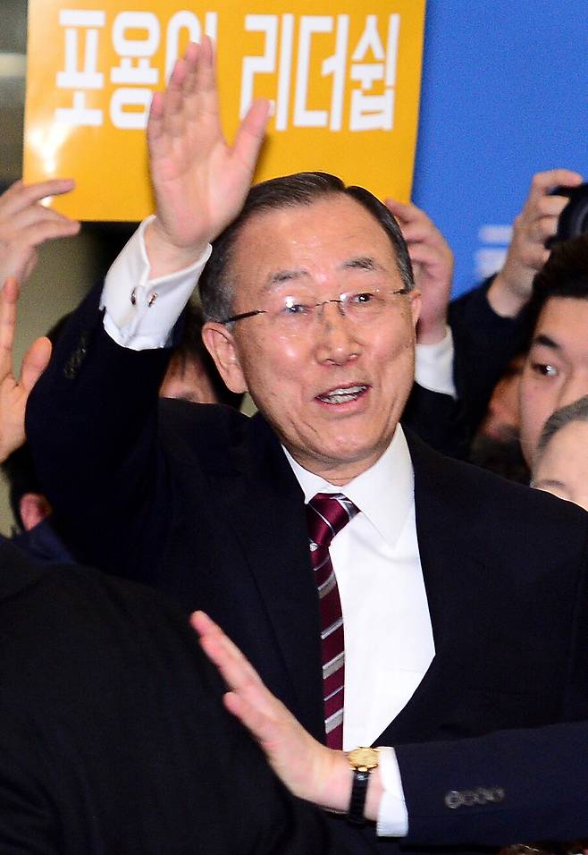 2017년 1월 반기문 전 유엔 사무총장이 인천국제공항에서 귀국 인사를 하고 있다. 공항사진기자단