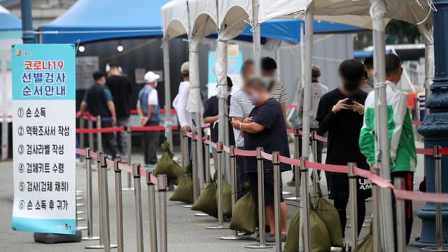 12일 중구 서울역광장에 설치된 코로나19 임시선별검사소에서 시민들이 검사를 받기 위해 줄을 서있다. 뉴시스