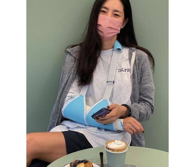 한채아가 팔 부상으로 깁스를 했다. 한채아 SNS 제공
