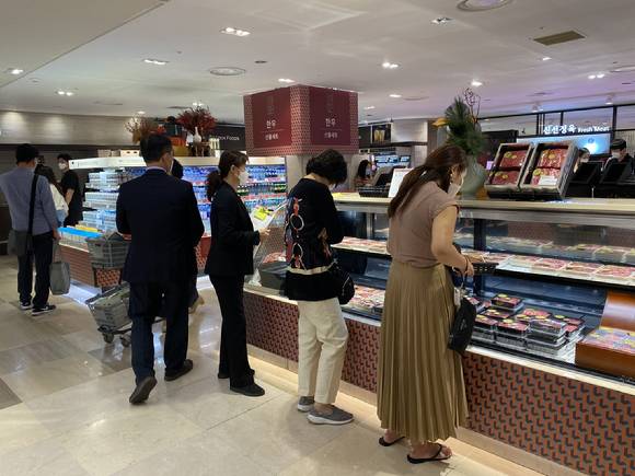 서울 한 백화점에서 사람들이 축산물을 살펴보고 있다.