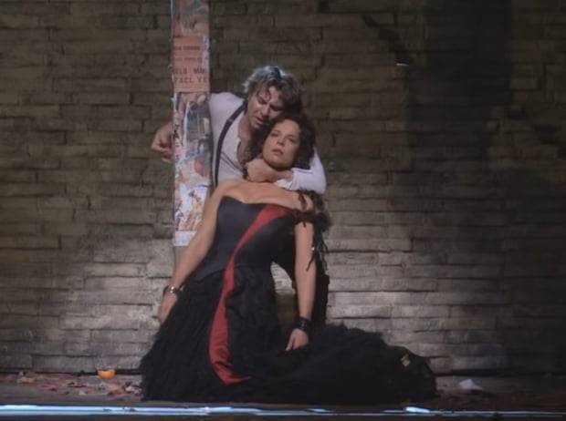 카르멘 역의 메조소프라노 엘리나 가랑차(Elina Garanca)가 돈 호세 역의 테너 로베르트 알라냐(Roberto Alagna)로부터 칼을 맞고 죽어가는 장면을 연기하는 모습. 사진 출처=메트로폴리탄 오페라