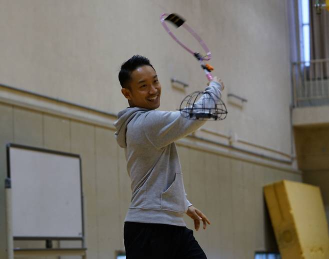 일본 쓰쿠바대 연구진이 개발한 저시력자용 배드민턴 장비 시연 모습. 셔틀콕 대신 소형 드론, 라켓 대신 특수 센서를 붙인 큰 고리를 쓴다. 쓰쿠바대 제공
