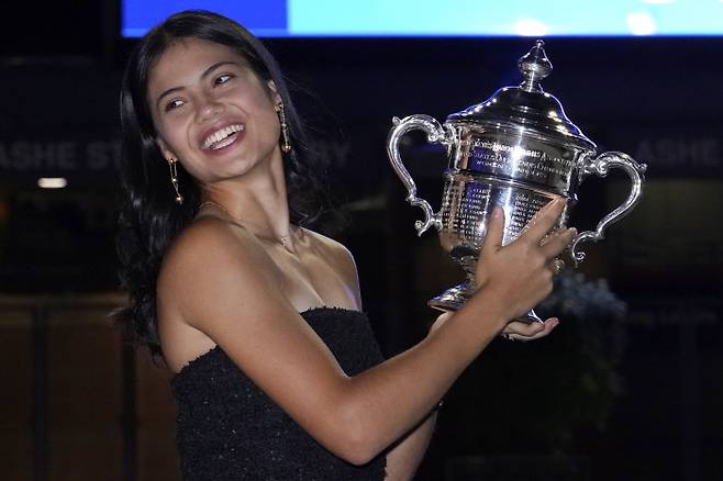 에마 라두카누가 12일 미국 뉴욕 빌리진 킹 내셔널 테니스센터에서 열린 US오픈 여자 단식에서 우승을 차지한 뒤 포토콜 행사에서 트로피를 들고 미소를 짓고 있다.     뉴욕 | AP연합뉴스