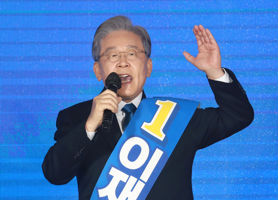 Gyeonggi Gov. Lee Jae-myung makes a speech at the presidential primary of the ruling Democratic Party at the Oak Valley Resort Convention Center in Wonju, Gangwon, on Sunday. Lee ranked No. 1 among six candidates, winning 55.9 percent in the Gangwon regional primary after winning majority votes in all three previous regional primaries (Daejeon-North Chungcheong, Sejong-North Chungcheong and Daegu-North Gyeongsang). [YONHAP]