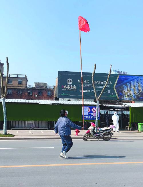 중국 작가 리랴오가 코로나19가 처음 발생한 중국 우한에서 펼친 퍼포먼스 영상 '모르는 채로 2020'. 서울시립미술관 제공