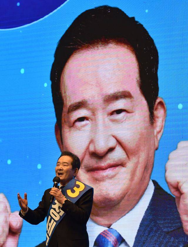 더불어민주당 대선 경선 후보인 정세균 전 총리가 11일 오후 대구 수성구 호텔인터불고 컨벤션홀에서 열린 대선 후보자 선출을 위한 대구·경북 합동 연설에서 정견을 밝히고 있다. 연합