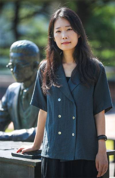 이효석문학상 대상을 수상한 소설가 이서수가 11일 이효석문학관 정원 내 이효석 동상 곁에서 포즈를 취하고 있다.