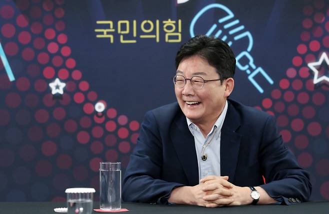 유튜브 라이브 방송 출연한 국민의힘 유승민 [사진 = 연합뉴스]