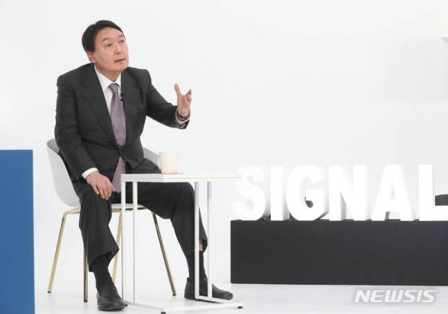 [서울=뉴시스] 국회사진기자단 = 윤석열 국민의힘 대선 경선 후보가 10일 오후 서울 금천구 즐스튜디오에서 열린 '국민 시그널 면접'에 참석해 질문에 답하고 있다. 2021.09.10./사진=뉴시스