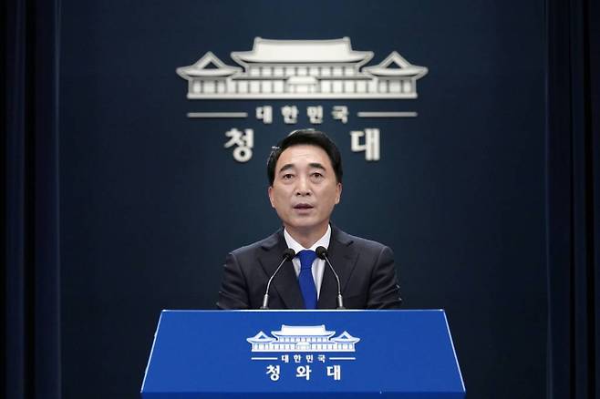 [서울=뉴시스] 박수현 국민소통수석이 5일 청와대 브리핑룸에서 인사관련 브리핑을 하고 있다. (사진=청와대 제공) 2021.08.05. photo@newsis.com *재판매 및 DB 금지