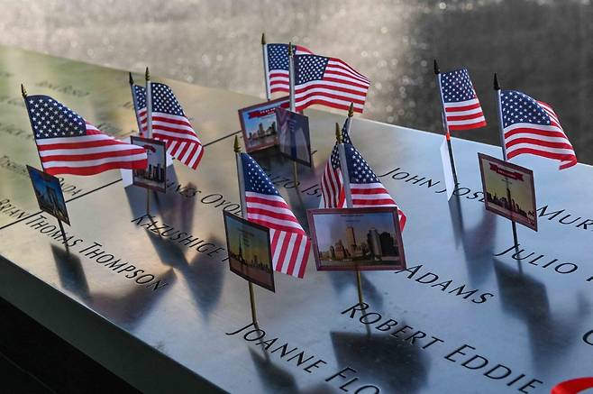 미국 뉴욕의 9·11 테러 국립 추모박물관의 추모비. 테러 희생자들의 이름 위에 성조기가 꽂혀 있다./사진=AFP