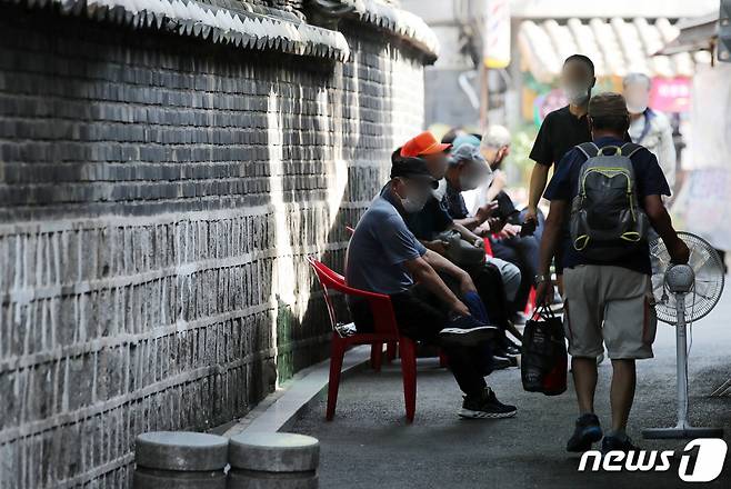 지난 7월 서울 종로구 탑골공원에서 어르신들이 그늘에서 휴식을 취하고 있다.  /사진=뉴스1