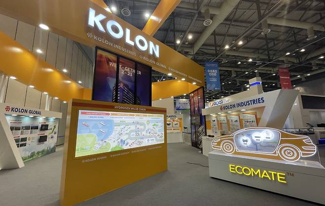 코오롱그룹이 수소산업 소재부품 분야 핵심 기술력을 바탕으로 대한민국 수소산업 생태계 구축을 위한 KOREA H2 Business Summit에 참여한다고 8일 밝혔다. 사진은 'KOREA H2 Business Summit'에 회원사로 참여한 코오롱그룹이 '2021 수소모빌리티+쇼'에서 그룹의 수소사업을 소개하고 있다. [코오롱그룹 제공. 재판매 및 DB 금지] 연합뉴스