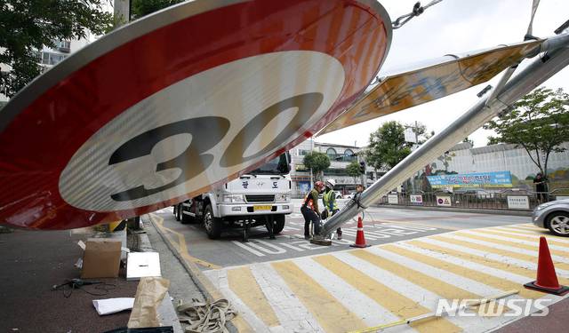 광주 북구청 시설지원과 가 문산초 사거리 어린이 보호구역에 속도제한 표지판과 과속 단속 장비를 설치하고 있다. 2020