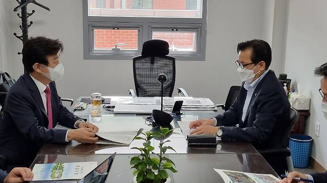 조규일 진주시장이 국토교통부 황성규 제2차관을 만나 상평교 교통정체 개선을 건의하고 있다. 진주시 제공