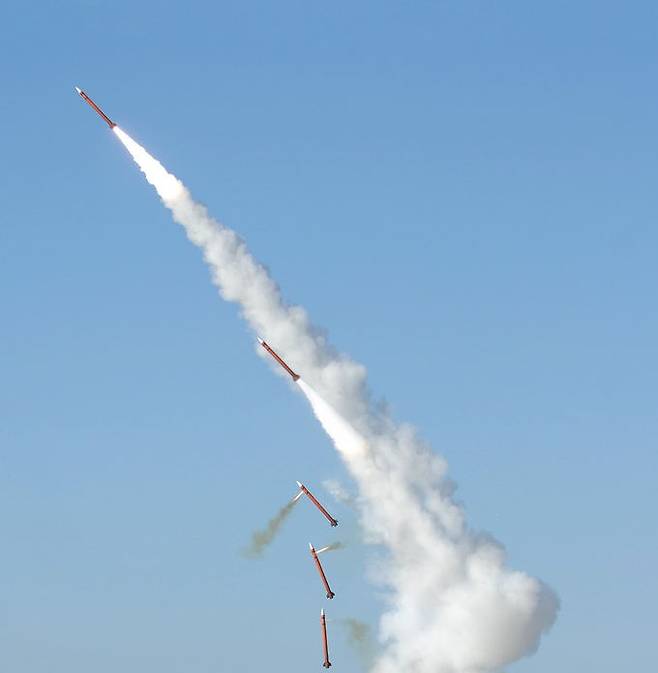 천궁 지대공미사일이 발사대에서 솟아나와 엔진을 점화해 날아가고 있다. 미사일 옆의 측추력기와 아래쪽의 엔진 점화 과정이 잘 드러나 있다. 세계일보 자료사진