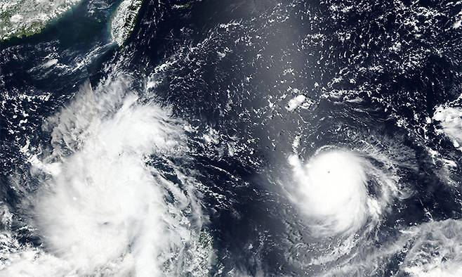 제14호 태풍 '찬투'(오른쪽)가 대만을 향해 서진하는 모습을 포착한 미국 항공우주국(NASA)의 위성 사진. 왼쪽은 필리핀 주변에 머무는 제13호 태풍 '꼰선'이다. 연합뉴스