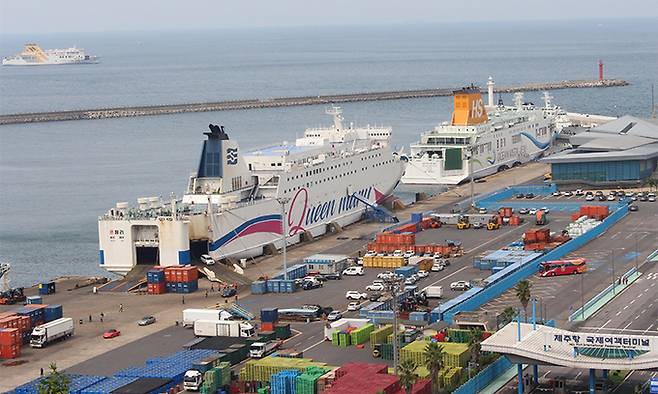 12일 제주항에 여객선이 정박해 있다. 뉴시스