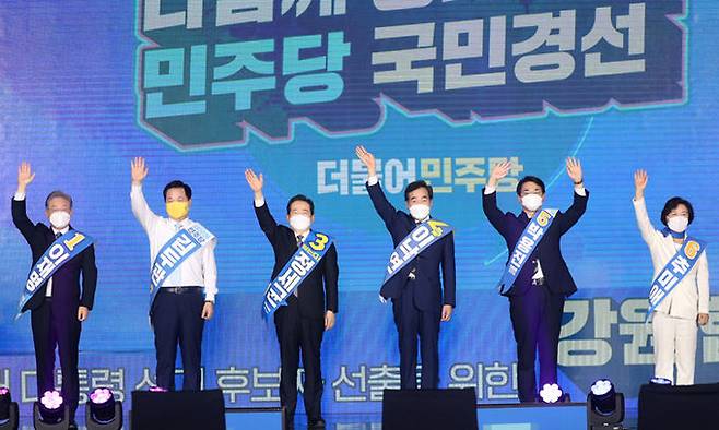12일 강원 원주시 오크밸리리조트 컨벤션센터에서 열린 더불어민주당 강원권역 순회경선 합동연설회에서 후보들이 포즈를 취하고 있다. 왼쪽부터 기호순으로 이재명, 김두관, 정세균, 이낙연, 박용진, 추미애 후보. 연합뉴스