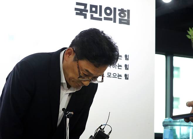 후보 사퇴하는 국민의힘 박찬주 대선 경선 예비후보 - 국민의힘 대선 경선 예비 후보인 박찬주 전 육군대장이 12일 오후 서울 여의도 중앙당사에서 국민의힘 유튜브 라이브 방송 ‘올데이 라방’을 마친 뒤 후보 사퇴를 밝히고 있다. 2021.9.12 [국회사진기자단] 연합뉴스