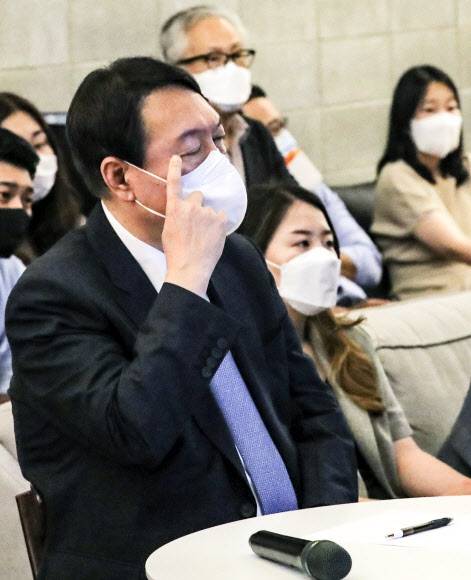 청년정책 듣는 윤석열 - 국민의힘 대선 경선 후보인 윤석열(왼쪽) 전 검찰총장이 12일 서울 서대문구 신촌 UCU 라운지에서 열린 청년 싱크탱크 토크콘서트 ‘청년 희망을 해킹하라’에 참석해 정책 제안을 듣고 있다.연합뉴스